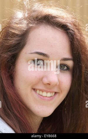 Jolie teenage girl with long hair smiling Banque D'Images