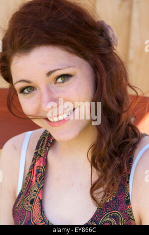 Pretty woman avec longs cheveux auburn smiling Banque D'Images