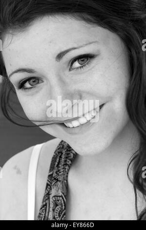 Le noir et blanc portrait of pretty young girl smiling Banque D'Images