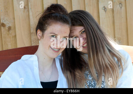 Portrait of two teenage girls smiling Banque D'Images