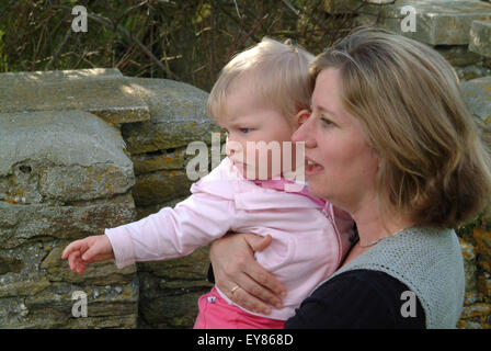 Close-up of little girl étant détenu par sa maman Banque D'Images