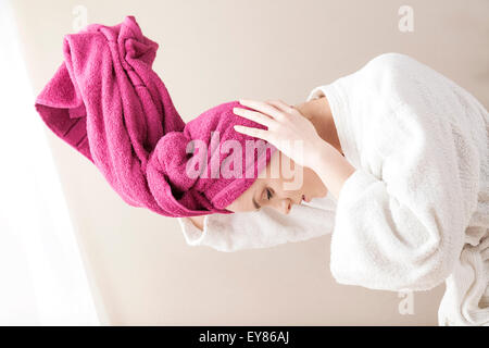 Jeune femme portant turban Banque D'Images