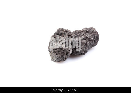 La pierre de lave du volcan de noir sur un fond blanc Banque D'Images