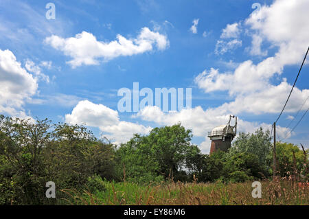 Une vue de Martham Moulin de drainage au niveau de la rivière Thurne à Martham, Norfolk, Angleterre, Royaume-Uni. Banque D'Images