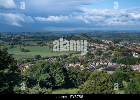 Vue paysage du haut de la Tor de Glastonbury Glastonbury en Angleterre avec vue sur ville Banque D'Images