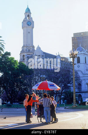 Le Cabildo et tour de l'horloge à Plaza de Mayo avec les gens sur l'achat de la place de la crème glacée à Buenos Aires Banque D'Images