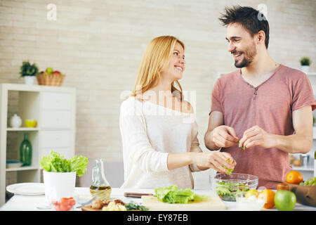 Jeune couple ensemble petit-déjeuner de cuisson Banque D'Images