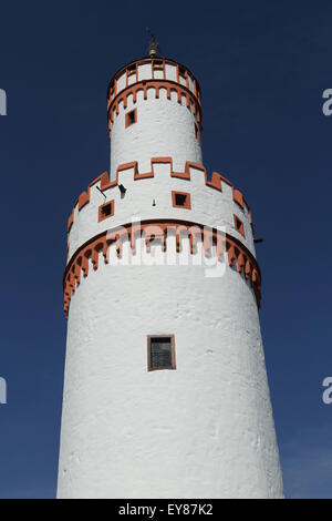 Le Weisser Turm (tour blanche) dans la cour de l'ancien château des landgraves (Schloss Bad Homburg) à Bad Homburg, Allemagne. Banque D'Images