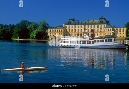 Ferry-boat et le kayak en appui sur l'eau calme en face de la résidence royale à Drottningholm Palace près de Stockholm le jour de l'été Banque D'Images