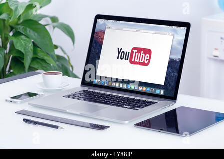 Varna, Bulgarie - 29 mai 2015 : logo YouTube sur le Apple MacBook Pro avec écran Retina. YouTube présentation concept. Banque D'Images