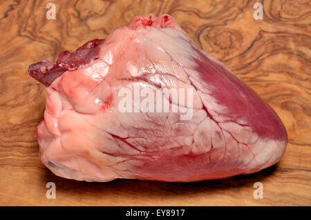 Le coeur d'agneau acheté dans un supermarché. Banque D'Images