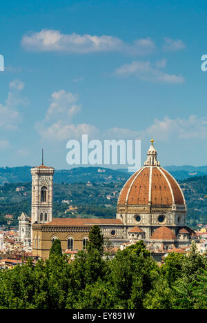 Vue imprenable sur la cathédrale de Florence depuis fort Belvedere. Florence, Italie. Banque D'Images