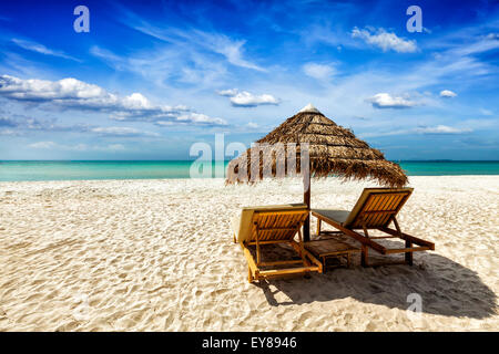 Locations de vacances fond papier peint - deux des transats sous tente sur la plage Banque D'Images