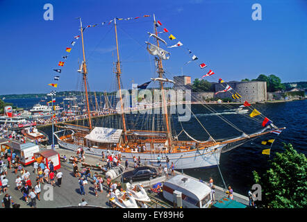 Yacht classique au Festival de l'île de Vaxholm Vaxholm avec Château dans l'archipel de Stockholm Banque D'Images