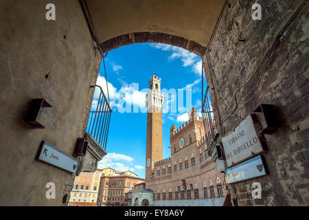 Sienne, ITALIE - Le 26 octobre 2014 : les touristes profiter de la place Piazza del Campo à Sienne, Italie. Banque D'Images