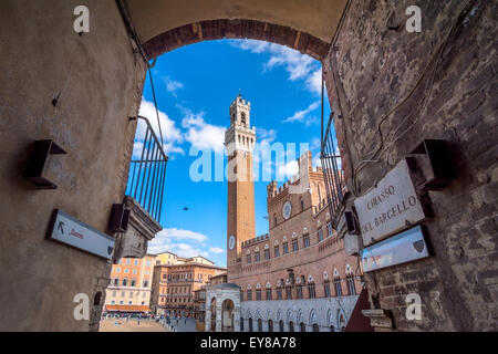 Sienne, ITALIE - Le 26 octobre 2014 : les touristes profiter de la place Piazza del Campo à Sienne, Italie. Banque D'Images