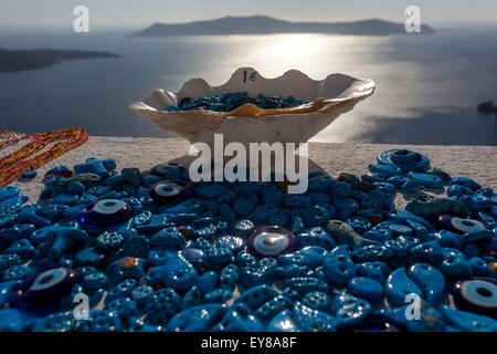 Pierres décoratives bleues, seashell, souvenirs bon marché seulement pour 1 euro, Santorini coucher de soleil vue Grèce Banque D'Images