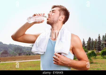 Beau gars de l'eau potable Banque D'Images