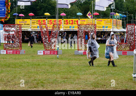 Malmesbury, UK. 24 juillet, 2015. Météo à WOMAD (World of Music, Arts and Dance) Festival à Charlton Park le 24/07/2015 à Charlton Park, Malmesbury. Deux femme marche à travers le site du festival de la pluie. Credit : Julie Edwards/Alamy Live News Banque D'Images