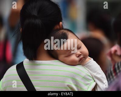 Beijing, Chine. 24 juillet, 2015. Pour l'embarquement des passagers attendent à la gare sud de Beijing à Beijing, le 24 juillet 2015. Le Bureau de Pékin a vu un pic des voyages d'été récemment. Crédit : Li Wen/Xinhua/Alamy Live News Banque D'Images