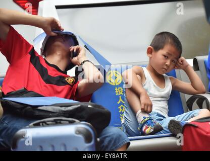 Beijing, Chine. 24 juillet, 2015. Pour l'embarquement des passagers attendent à la gare sud de Beijing à Beijing, le 24 juillet 2015. Le Bureau de Pékin a vu un pic des voyages d'été récemment. Crédit : Li Wen/Xinhua/Alamy Live News Banque D'Images