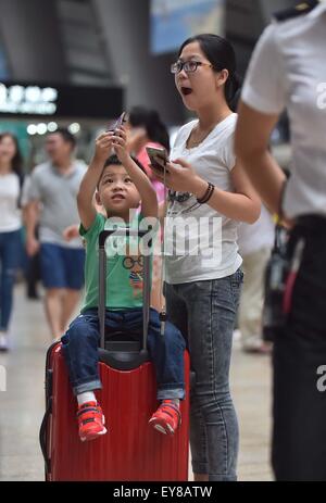 Beijing, Chine. 24 juillet, 2015. Pour l'embarquement des passagers attendent à la gare sud de Beijing à Beijing, le 24 juillet 2015. Le Bureau de Pékin a vu un pic des voyages d'été récemment. Crédit : Li Wen/Xinhua/Alamy Live News Banque D'Images