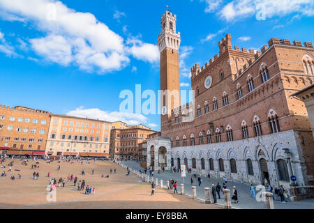 Sienne, ITALIE - Le 26 octobre 2014 : les touristes profiter de la place Piazza del Campo à Sienne, Italie. Banque D'Images