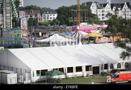 Düsseldorf, Allemagne. 24 juillet, 2015. Une vue générale plus de tentes au parc du festival à Duesseldorf, Allemagne, 24 juillet 2015. Selon un rapport du tabloïd allemand 'Bild', la ville tient compte d'utiliser la grande fête des tentes comme logements face à l'augmentation du nombre de réfugiés. Photo : MARTIN GERTEN/dpa/Alamy Live News Banque D'Images