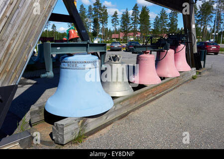 Vieilles cloches de l'église sur l'affichage, Vaskikello Pyhäjärvi, Finlande Banque D'Images