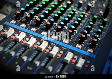 Libre abattu avec une console de mixage sonore professionnel Banque D'Images