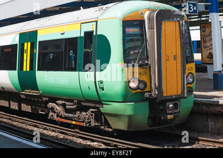 Le train du sud de Brighton s'est arrêté à la gare centrale de Southampton, Southampton, Hampshire, au Royaume-Uni, en juin Banque D'Images