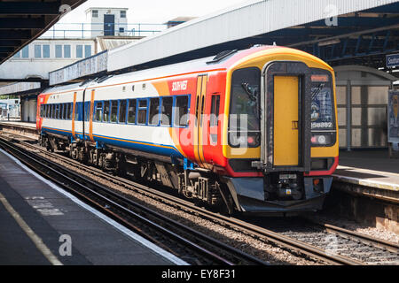 Le train du Sud-Ouest pour Salisbury s'est arrêté à la gare centrale de Southampton, Southampton, Hampshire, au Royaume-Uni, en juin Banque D'Images