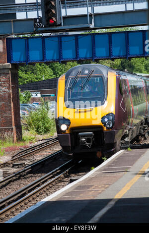 Train de fond approchant la gare centrale de Southampton, Southampton, Hampshire, Royaume-Uni en juin Banque D'Images