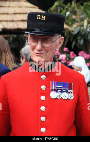 A Chelsea pensionné vêtu de son manteau rouge portant un chapeau de l'Hôpital Royal et afficher ses médailles. Banque D'Images