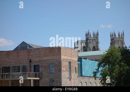 Vue arrière du rénové York Art Gallery s'ouvre (août 2015) montrant le bois balcon et bardage en céramique au niveau supérieur Banque D'Images