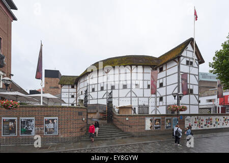 Le Théâtre du Globe de Shakespeare sur la Tamise à New Globe Walk, Bankside, Southwark, Londres, Angleterre, Royaume-Uni. Banque D'Images