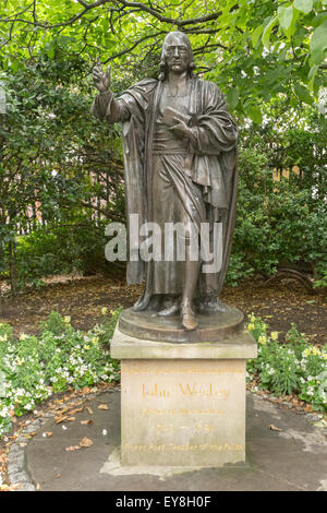 Statue de John Wesley dans la Cathédrale de St Paul, St Paul's Churchyard, London, Greater London, Angleterre, Royaume-Uni. Banque D'Images