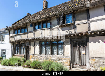 Ancienne à colombages traditionnelle de Cerne Abbas, cottages, Dorset, au sud-ouest de l'Angleterre, avec portes en bois et un toit en tuiles d'ardoise en été Banque D'Images