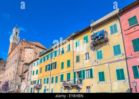 Sienne, ITALIE - Le 26 octobre 2014 : Street view avec skyline à Sienne, Italie. Banque D'Images