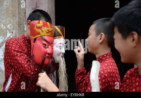 Nanfeng, province de Jiangxi en Chine. 23 juillet, 2015. Les enfants jouent les uns avec les autres au cours de pause dans Village Shiyou, Sanxi Canton de Nanfeng, comté de la Province de Chine orientale, le 23 juillet 2015. Danse Nuo utilisée pour être les rituels sacrificiels dans la Chine ancienne pour expulser les esprits mauvais et prier pour de bonnes récoltes. Vous Genming, un héritier de Nuo danse, mis en place cette formation adolescent de poursuivre des cours de l 'fossile vivant de l'ancienne danse' il y a environ une décennie. © Chen Zixia/Xinhua/Alamy Live News Banque D'Images