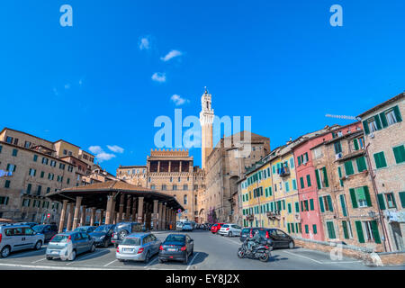 Sienne, ITALIE - Le 26 octobre 2014 : Street view avec skyline à Sienne, Italie. Banque D'Images