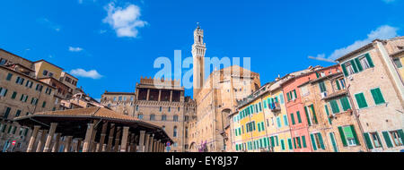 Sienne, ITALIE - Le 26 octobre 2014 : Street view avec skyline à Sienne, Italie. Banque D'Images