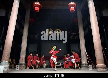 Nanfeng, province de Jiangxi en Chine. 23 juillet, 2015. La pratique des enfants dans la danse Nuo dans hall ancestral Village Shiyou, Sanxi Canton de Nanfeng, comté de la Province de Chine orientale, le 23 juillet 2015. Danse Nuo utilisée pour être les rituels sacrificiels dans la Chine ancienne pour expulser les esprits mauvais et prier pour de bonnes récoltes. Il y a environ une décennie, vous Genming, un héritier de Nuo danse, mis en place une classe d'une adolescente du Village de poursuivre Shiyou Nuo danse, qui est reconnue comme étant 'le fossile vivant de l'ancienne danse chinoise' . © Chen Zixia/Xinhua/Alamy Live News Banque D'Images