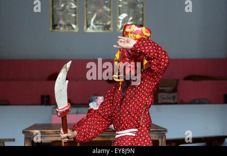 Nanfeng, province de Jiangxi en Chine. 23 juillet, 2015. Luo pratiques Xianzheng en danse Nuo Shiyou, Sanxi Village Canton de Nanfeng, comté de la Province de Chine orientale, le 23 juillet 2015. Danse Nuo utilisée pour être les rituels sacrificiels dans la Chine ancienne pour expulser les esprits mauvais et prier pour de bonnes récoltes. Il y a environ une décennie, vous Genming, un héritier de Nuo danse, mis en place une classe d'une adolescente du Village de poursuivre Shiyou Nuo danse, qui est reconnue comme étant 'le fossile vivant de l'ancienne danse chinoise' . © Chen Zixia/Xinhua/Alamy Live News Banque D'Images