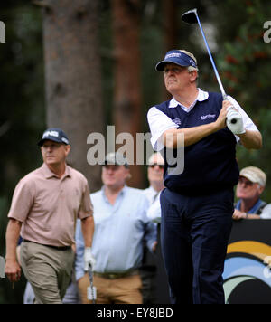 Sunningdale, UK. 23 juillet, 2015. Colin Montgomery de l'Écosse joue son coup de départ sur le 17ème trou lors du premier tour de l'Open Championship à Sunningdale Golf Club Le 23 juillet 2015 à Sunningdale, Angleterre. Crédit : David Partridge / Alamy Live News Banque D'Images