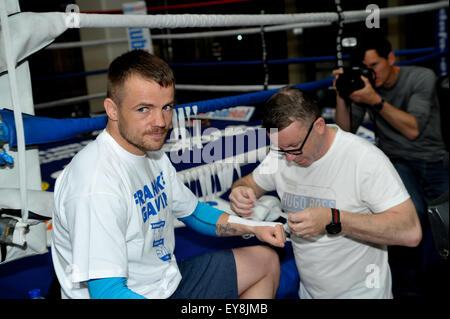 Frankie Gavin assume une fonction d'entraînement dans le centre commercial Pavilions avant son combat pour le titre mondial IBF super-légers la semaine prochaine contre Kell Brook comprend : Frankie Gavin Où : Birmingham, Royaume-Uni Quand : 22 mai 2015 Banque D'Images