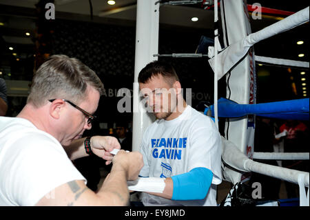 Frankie Gavin assume une fonction d'entraînement dans le centre commercial Pavilions avant son combat pour le titre mondial IBF super-légers la semaine prochaine contre Kell Brook comprend : Frankie Gavin Où : Birmingham, Royaume-Uni Quand : 22 mai 2015 Banque D'Images