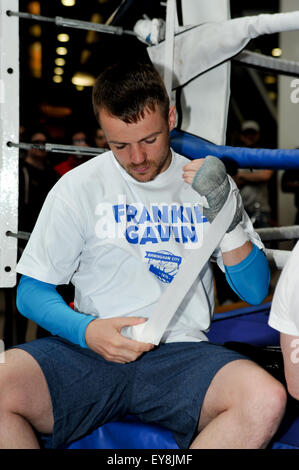 Frankie Gavin assume une fonction d'entraînement dans le centre commercial Pavilions avant son combat pour le titre mondial IBF super-légers la semaine prochaine contre Kell Brook comprend : Frankie Gavin Où : Birmingham, Royaume-Uni Quand : 22 mai 2015 Banque D'Images