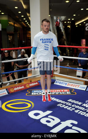 Frankie Gavin assume une fonction d'entraînement dans le centre commercial Pavilions avant son combat pour le titre mondial IBF super-légers la semaine prochaine contre Kell Brook comprend : Frankie Gavin Où : Birmingham, Royaume-Uni Quand : 22 mai 2015 Banque D'Images