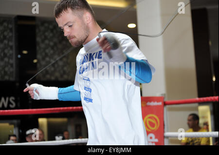 Frankie Gavin assume une fonction d'entraînement dans le centre commercial Pavilions avant son combat pour le titre mondial IBF super-légers la semaine prochaine contre Kell Brook comprend : Frankie Gavin Où : Birmingham, Royaume-Uni Quand : 22 mai 2015 Banque D'Images